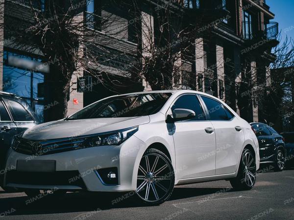 Toyota Corolla на литых дисках в стиле VOSSEN CV4 R18 - Фото № 1