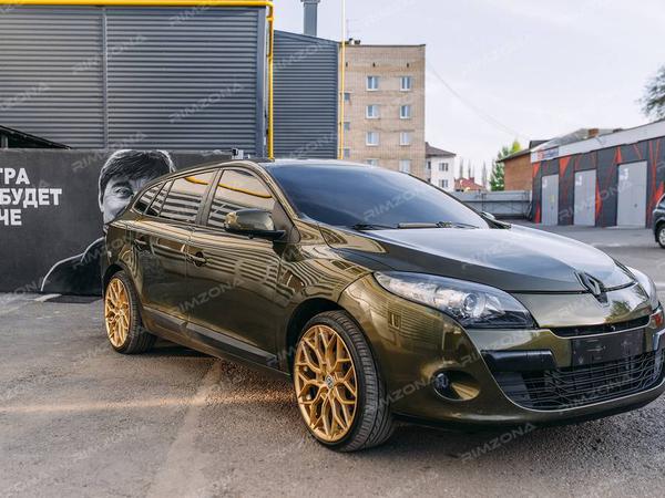 Renault Megane 3 на литых дисках в стиле VOSSEN HF-2 - Фото № 1
