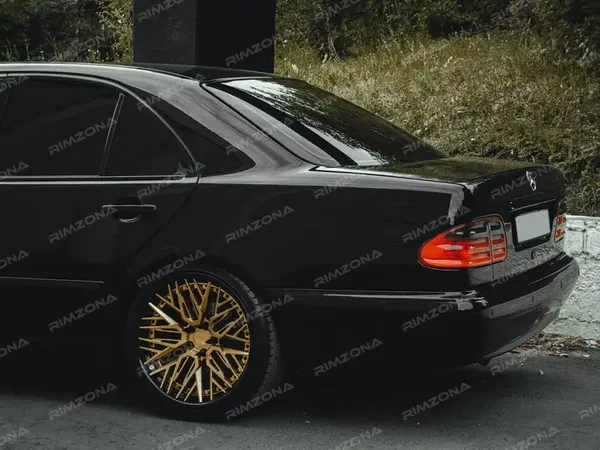 Mercedes-Benz E-Class на двусоставных кованых дисках - Фото № 6