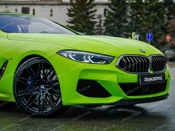 BMW M8 НА КОВАНЫХ ДИСКАХ В СТИЛЕ BMW 818 STYLE R21 - Фото № 2