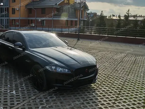 JAGUAR XF на кованых дисках в стиле VOSSEN HF 6.5 R20 - Фото № 2