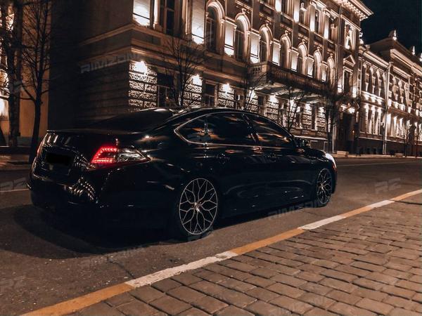 Nissan Teana на стильных литых дисках в стиле Vossen HF2 R20 - Фото № 1